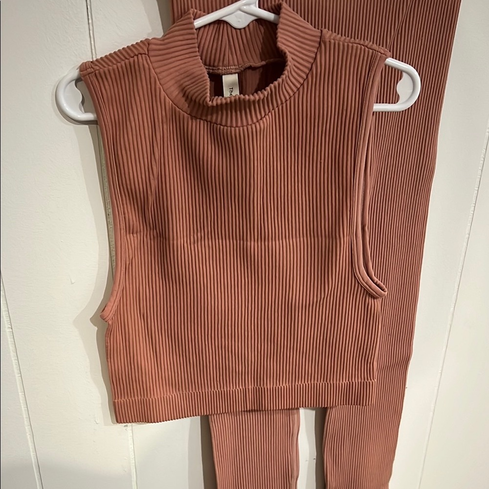 ARITZIA • The Group by BABATON Cropped Ribbed Top and Seamless Legging Set NWOT - Picture 3 of 5